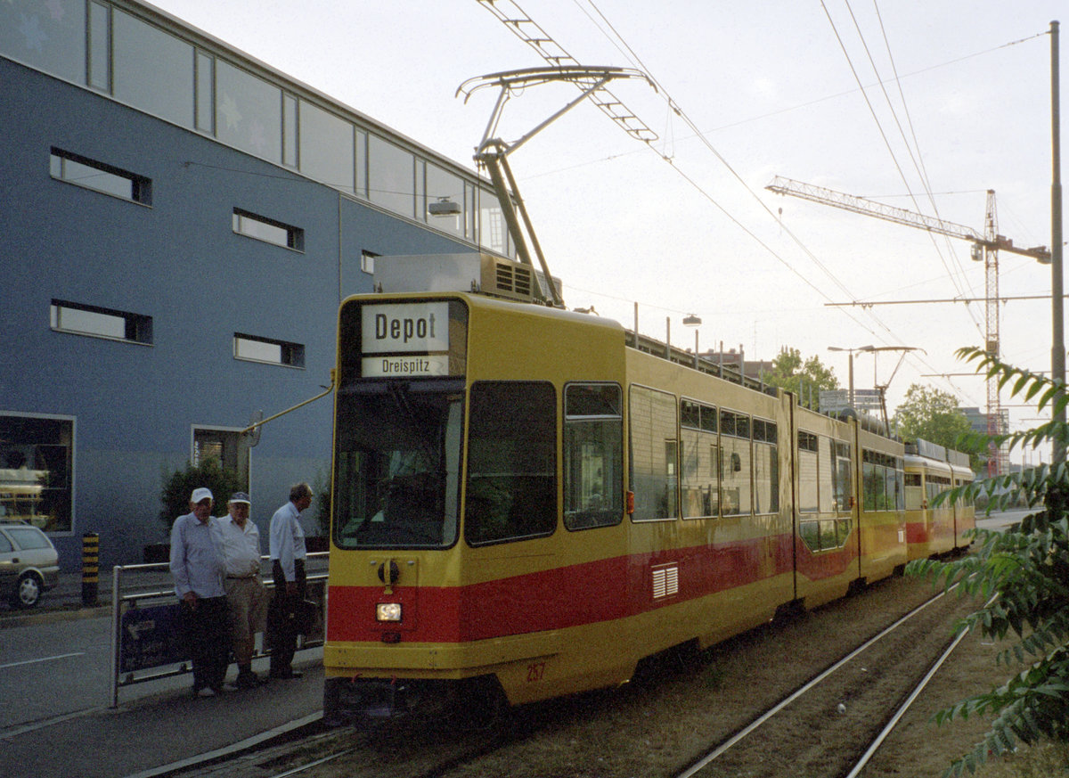 Basel BLT Tramlinie 11 (SWP/Siemens Be 4/8 257) Münchensteinerstrasse am 25. Juli 2006. - Scan eines Farbnegativs. Film: Kodak Gold 200-6. Kamera: Leica C2.
