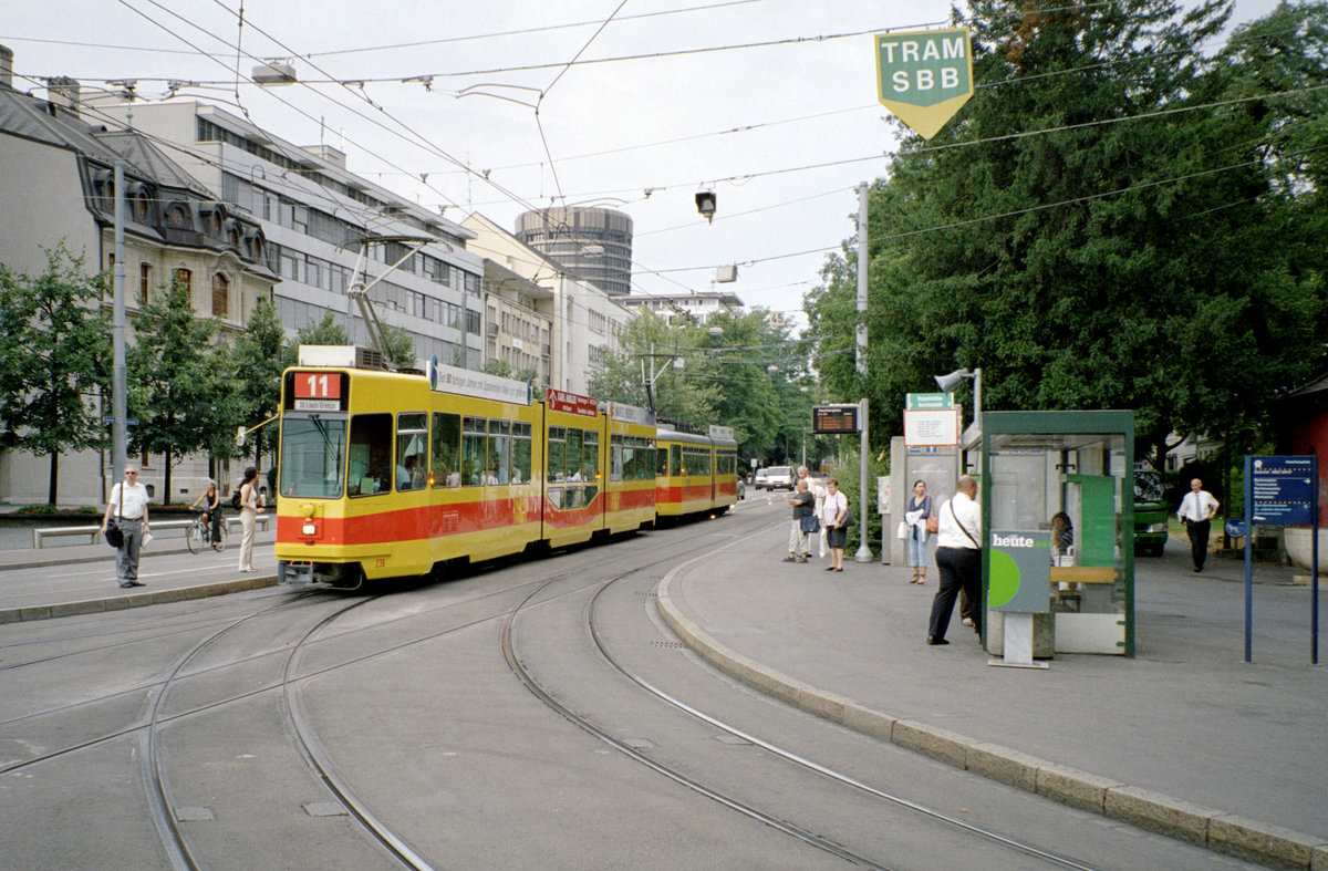 Basel BLT Tramlinie 11 (SWP/Siemens Be 4/8 239) Aeschengraben / Aeschenplatz am 26. Juli 2006. - Scan eines Farbnegativs. Film: Kodak Gold 200-6. Kamera: Leica C2.