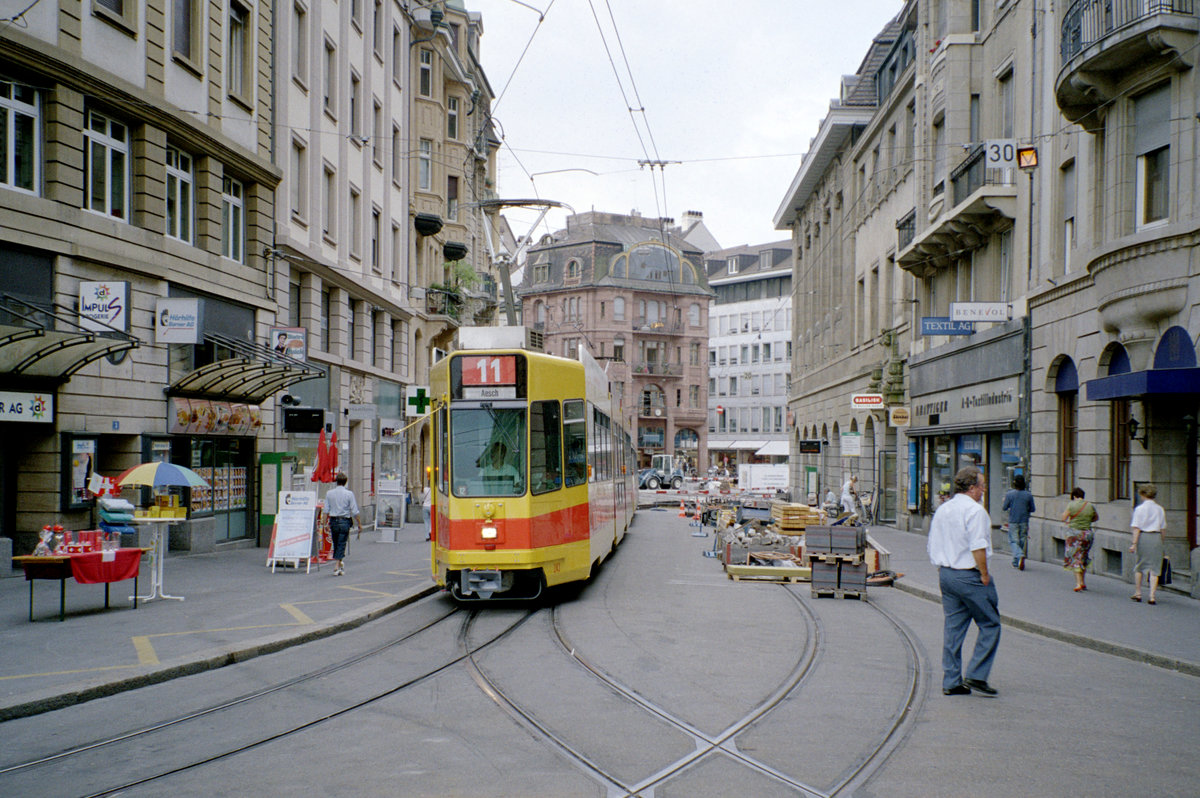 Basel BLT Tramlinie 11 (SWP/Siemens Be 4/8 243) Marktgasse / Schifflände am 26. Juli 2006. - Scan eines Farbnegativs. Film: Kodak Gold 200-6. Kamera: Leica C2.