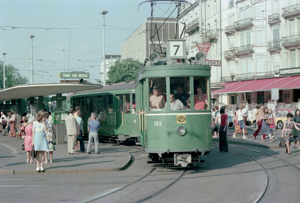 Basel BVB am 29. Juni 1976: Der Be 2/2 185 auf der Tramlinie 7 beim Verlassen der Haltestelle Basel SBB (Centralbahnplatz). - Zu der Zeit waren die SIG/BBC-Motorwagen des Typs Be 2/2 noch in Betrieb; sie waren in den 1920er Jahren gebaut worden. - Bemerkung zum Strassenplan: Die Gleisanlage am Centralbahnplatz war damals anders als heute. - Scan eines Farbnegativs. Film: Kodak Kodacolor II. Kamera: Minolta SRT-101.