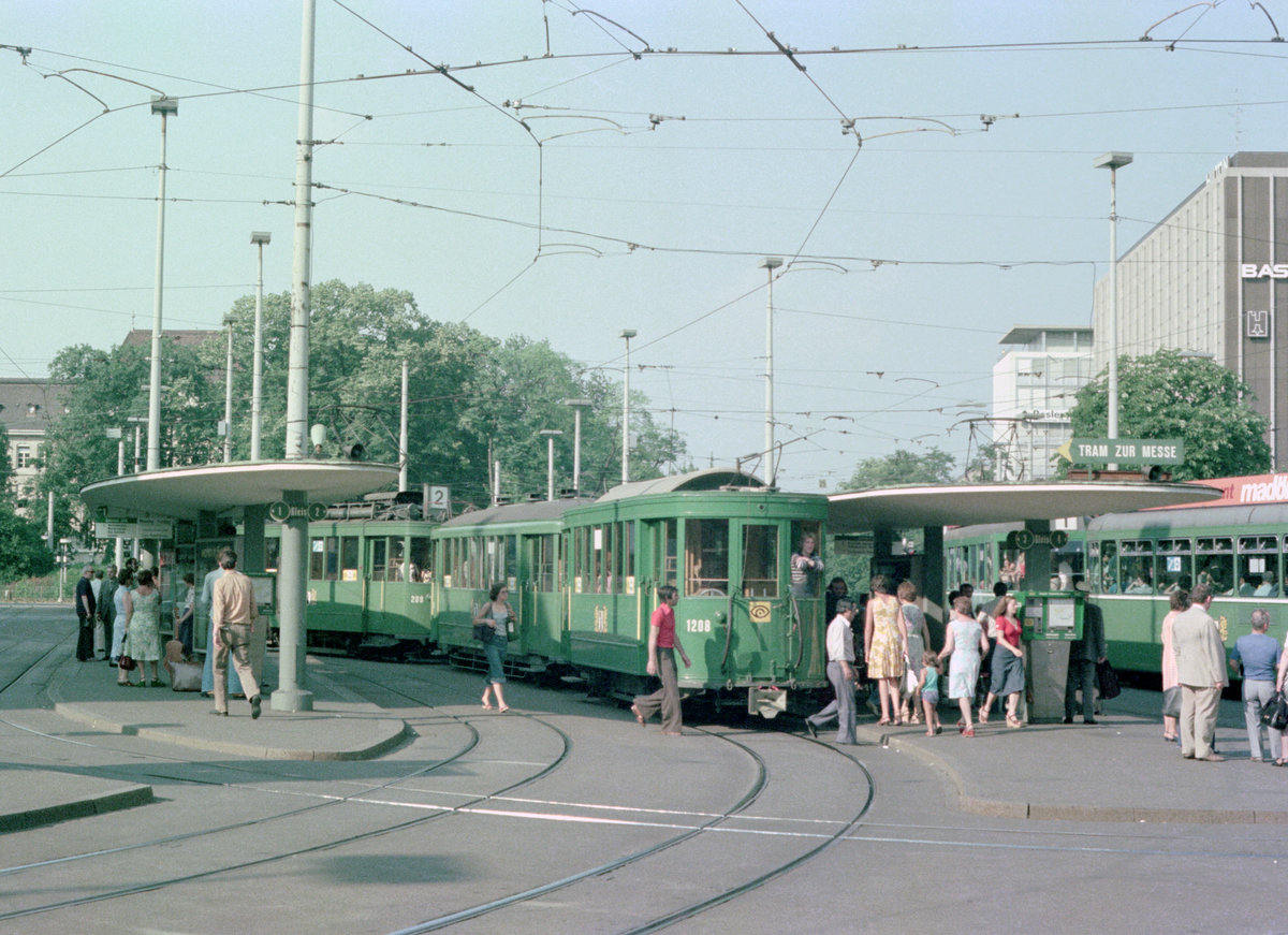 Basel BVB: An der Tramhaltestelle Basel SBB (Centralbahnplatz) hält am 29. Juni 1976 u.a. ein Zug der Tramlinie 2 bestehend aus dem Motorwagen Be 2/2 209, einem unbekannten Anhänger und dem Anhänger B2 1208. - Scan eines Farbnegativs. Film: Kodak Kodacolor II. Kamera: Minolta SRT-101.