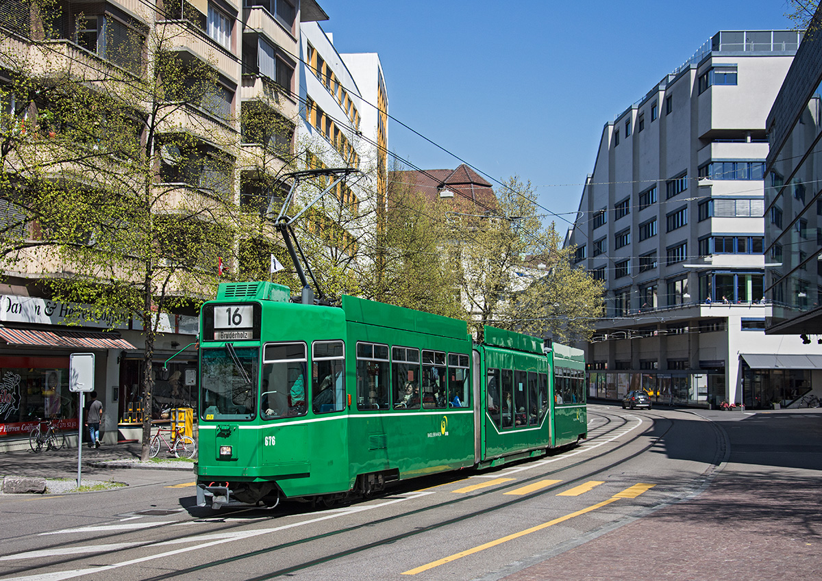 Basel BVB Be 4/6 676 als Linie 16 in der Steinentorstrasse, 20.04.2016. 