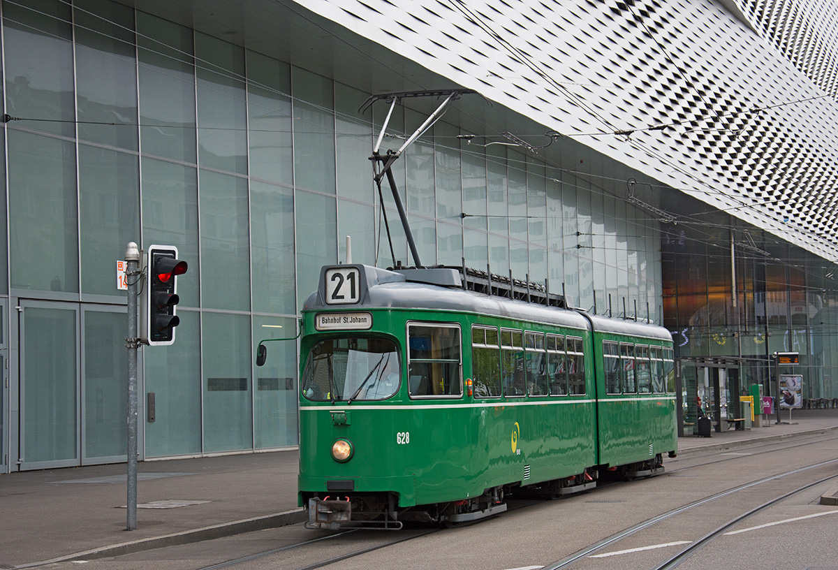 Basel BVB Be 4/6 (Düwag) 628 als Linie 21 am Riehenring, 25.04.2016. 