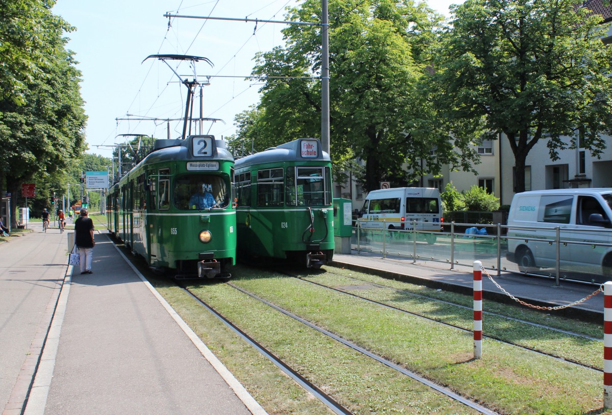 Basel BVB: DUEWAG/BBC/Siemens Be 4/6 655 + 656 als Tramlinie 2 / DUEWAG/BBC/Siemens Be 4/6 624 als Fahrschulwagen Riehenstrasse (Hst. Eglisee) am 6. Juli 2015. 