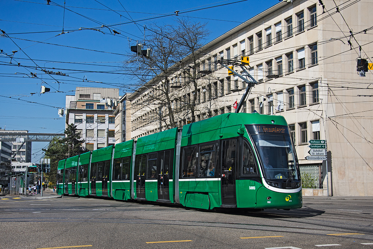 Basel BVB Flexity 2 Wagen 5005 bei der Dreirosenbrücke als Linie 8, 20.04.2016. 