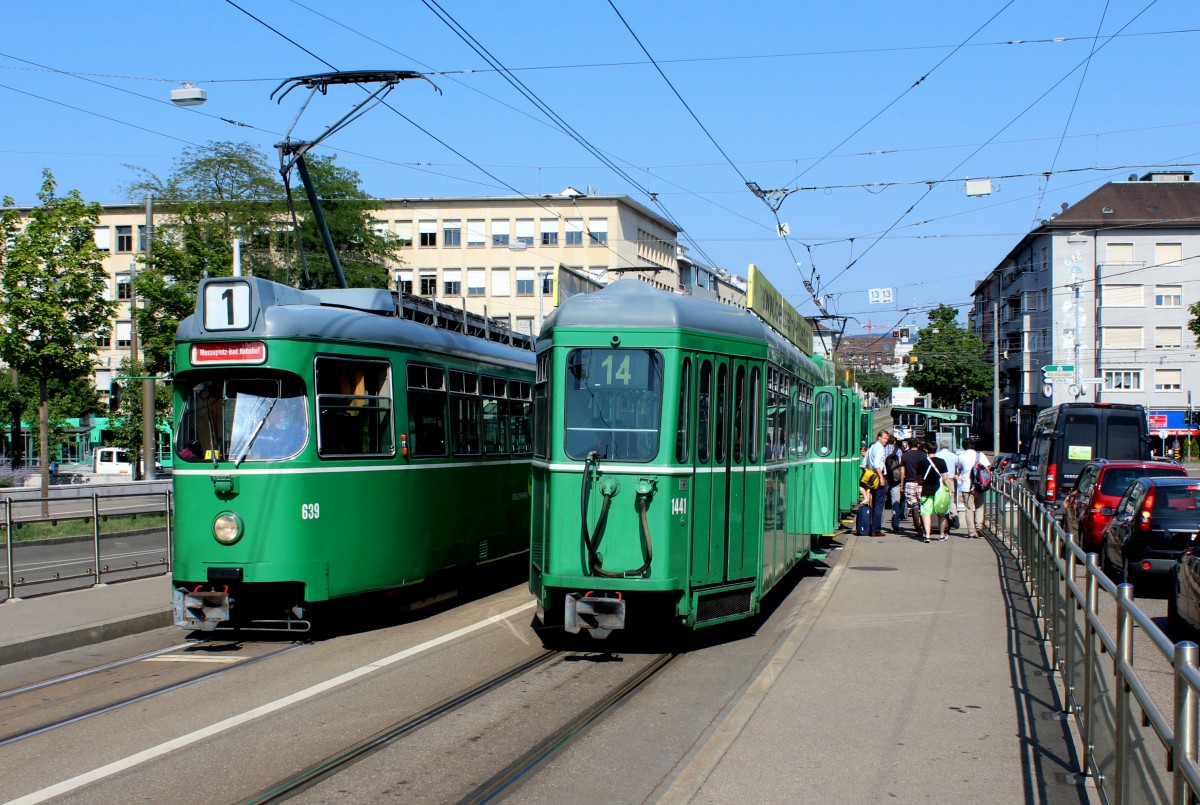 Basel BVB Tram 1 (DÜWAG/BBC/Siemens Be 4/6 639) / Tram 14 (FFA/SWP B4 1441) Dreirosenstrasse (Hst. Dreirosenbrücke) am 6. Juli 2015.