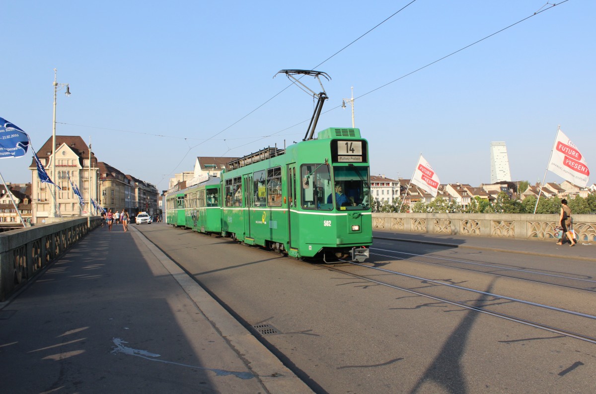 Basel BVB Tram 14 (Schindler Be 4/6 502) Mittlere Brücke am 5. Juli 2015.