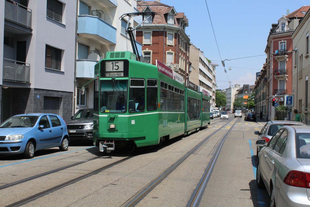 Basel BVB Tram 15 (Schindler Be 4/6 S 685) Bruderholzstrasse am 3. Juli 2015.