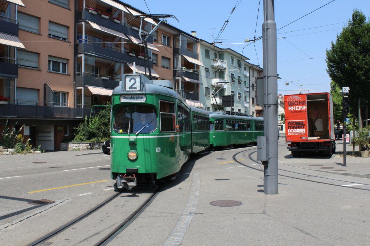 Basel BVB Tram 2 (DUEWAG/BBC/Siemens Be 4/6 639 + 644) Binningen, Hauptstrasse / Kronenplatz am 3. Juli 2015.