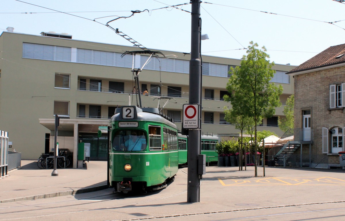 Basel BVB Tram 2 (DUEWAG/BBC/Siemens Be 4/6 650) Binningen, Kronenplatz am 3. Juli 2015.