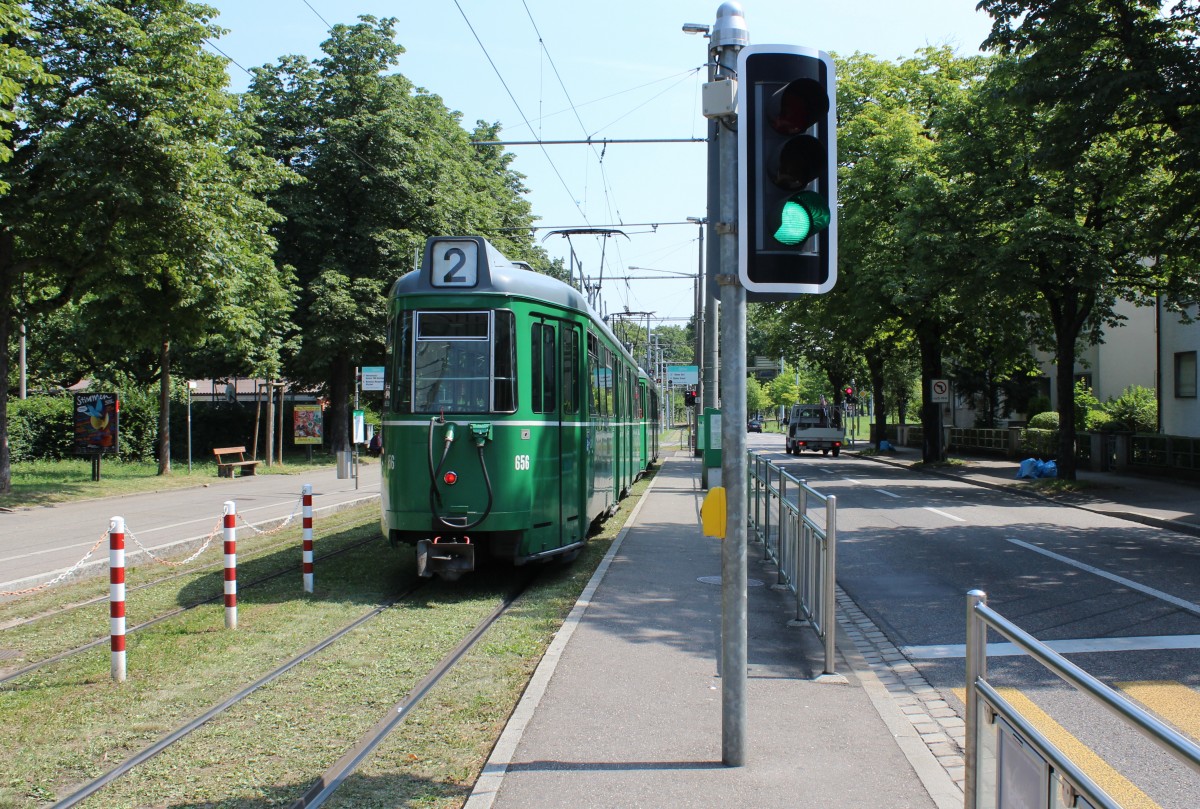 Basel BVB Tram 2 (DUEWAG/BBC/Siemens Be 4/6 656 + 655) Riehenstrasse (Hst. Eglisee) am 6. Juli 2015.