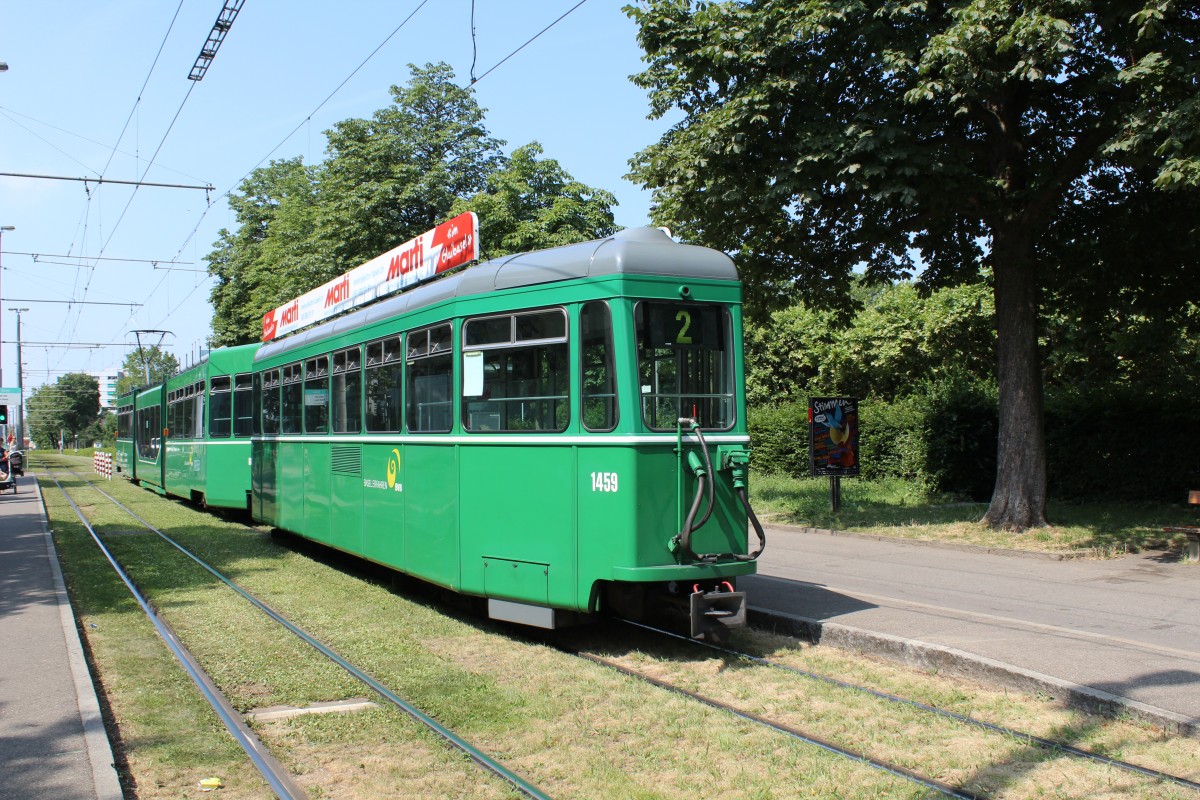 Basel BVB Tram 2 (FFA/SWP B 1459 + SWP/SIG/ABB/Siemens Be 4/6 S 662) Riehenstrasse (Hst. Eglisee) am 6. Juli 2015.