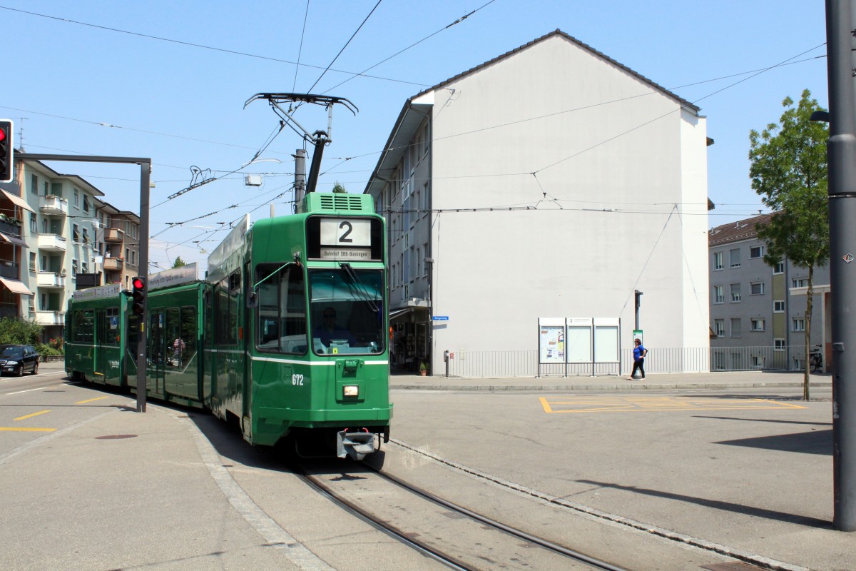 Basel BVB Tram 2 (SWP/SIG/ABB/Siemens Be 4/6 S 672) Binningen, Hauptstrasse / Kronenplatz am 3. Juli 2015. 