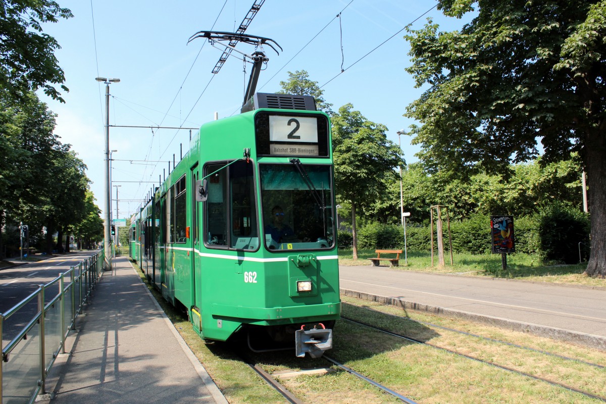 Basel BVB Tram 2 (SWP/SIG/ABB/Siemens Be 4/6 S 662) Riehensstrasse (Hst. Eglisee) am 6. Juli 2015.