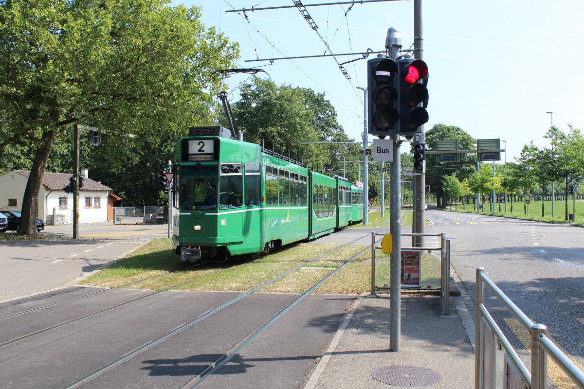 Basel BVB Tram 2 (SWP/SIG/ABB/Siemens Be 4/6 S 662) Eglisee, Riehenstrasse / Fasanenstrasse am 6. Juli 2015.
