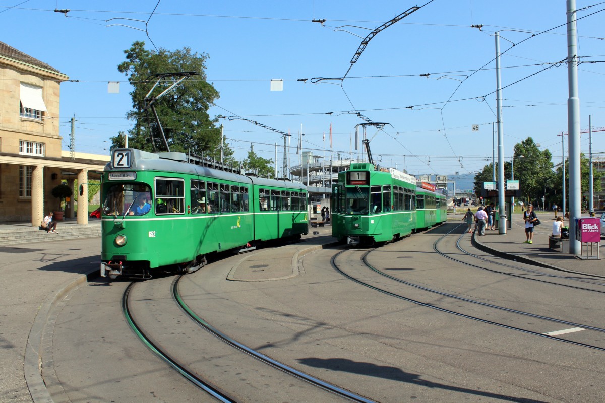 Basel BVB Tram 21 (DÜWAG Be 4/6 652) / Tram 1 (Schindler Be 4/4 496) Badischer Bahnhof am 6. Juli 2015.