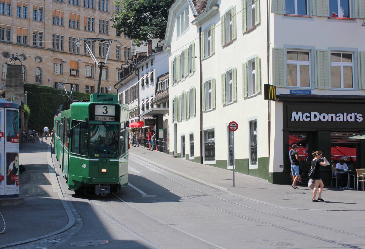 Basel BVB Tram 3 (SWP/SIG/BBC/Siemens Be 4/4 484) Kohlenberg / Steinenvorstadt / Barfüsserplatz (Hst. Barfüsserplatz) am 6. Juli 2015.