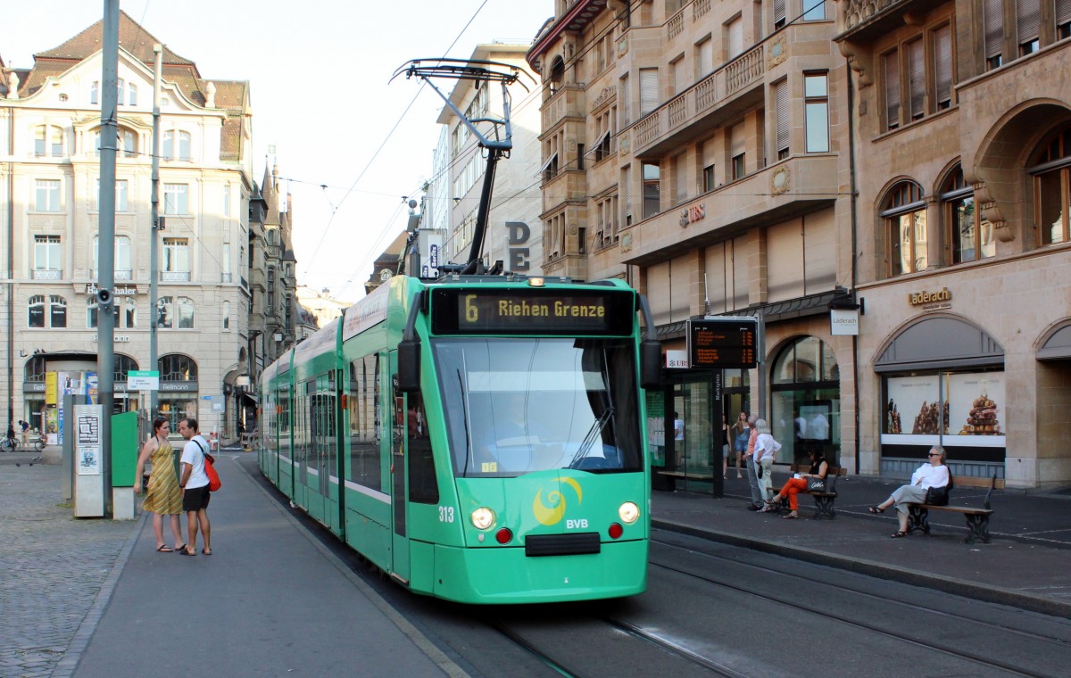 Basel BVB Tram 6 (Siemens Be 6/8 313) Marktplatz am 4. Juli 2015.