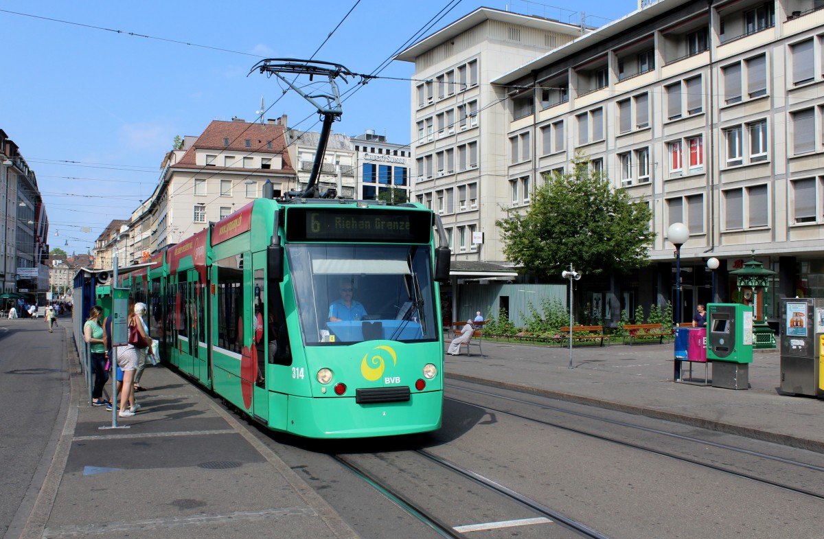 Basel BVB Tram 6 (Siemens Be 6/8 314) Claraplatz am 6. Juli 2015. - Das Tram fährt in Richtung Riehen Grenze.