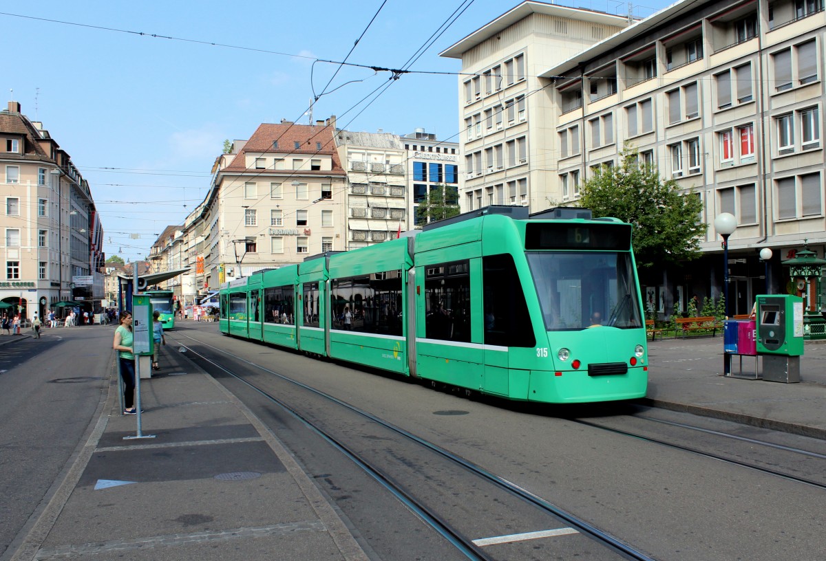 Basel BVB Tram 6 (Siemens Be 6/8 315) Claraplatz am 6. Juli 2015. - Das Tram fährt in Richtung Allschwil.