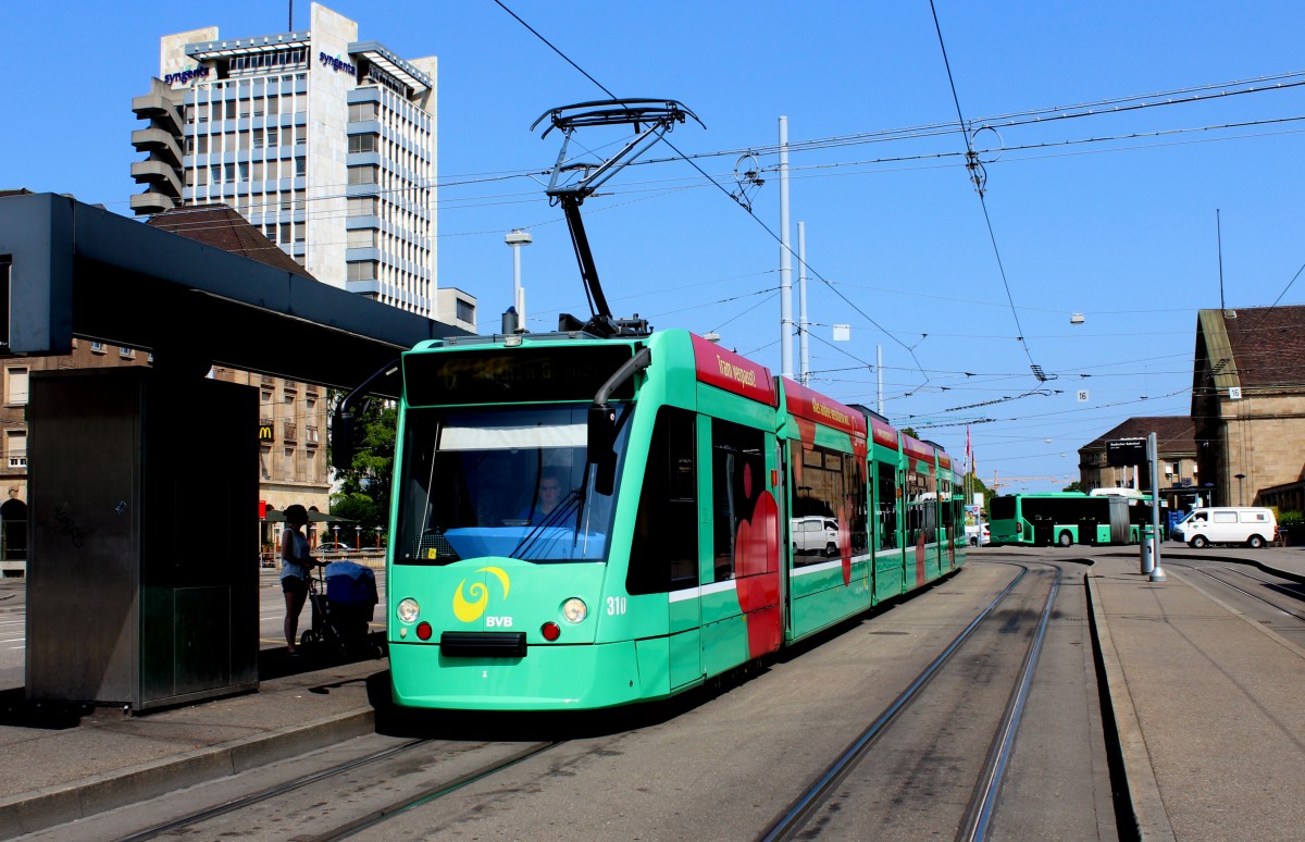 Basel BVB Tram 6 (Siemens-Combino Be 6/8 310) Badischer Bahnhof am 6. Juli 2015.