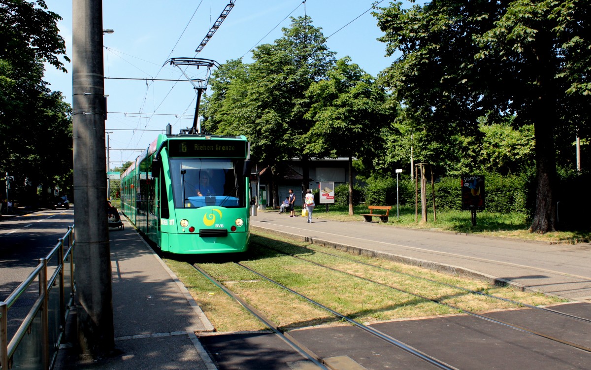 Basel BVB Tram 6 (Siemens-Combino Be 6/8 317) Riehenstrasse (Hst. Eglisee) am 6. Juli 2015.