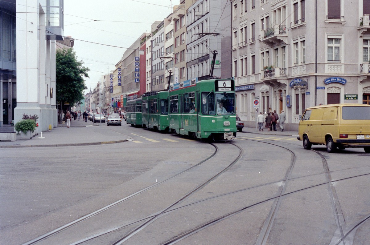 Basel BVB Tram 6 (SWP/SIG/BBC/Siemens Be 4/4 491) Clarastrasse / Messeplatz am 7. Juli 1990. - Scan von einem Farbnegativ.