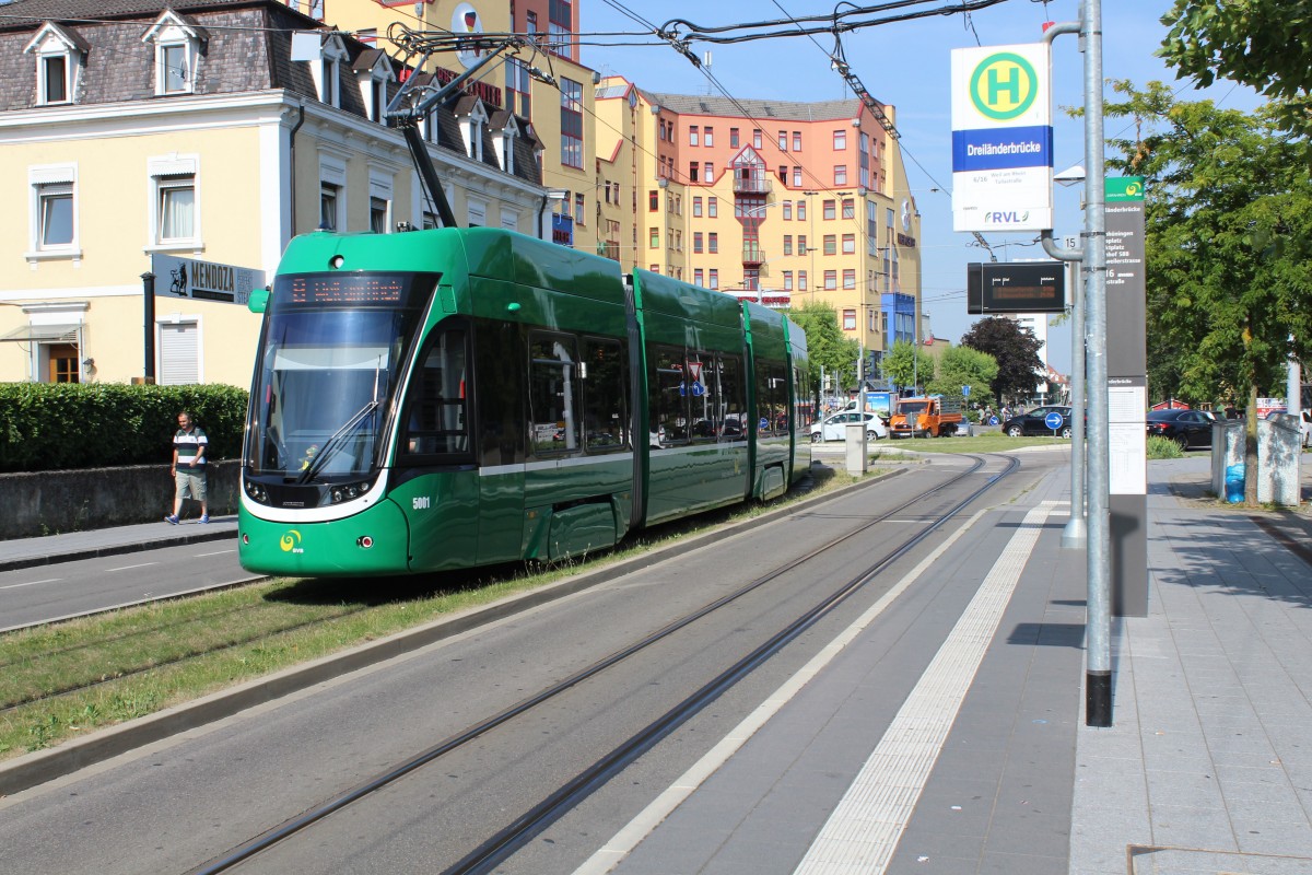 Basel BVB Tram 8 (Bombardier-Flexity Be 6/8 5001) Weil am Rhein, Hauptstraße am 4. Juli 2015.