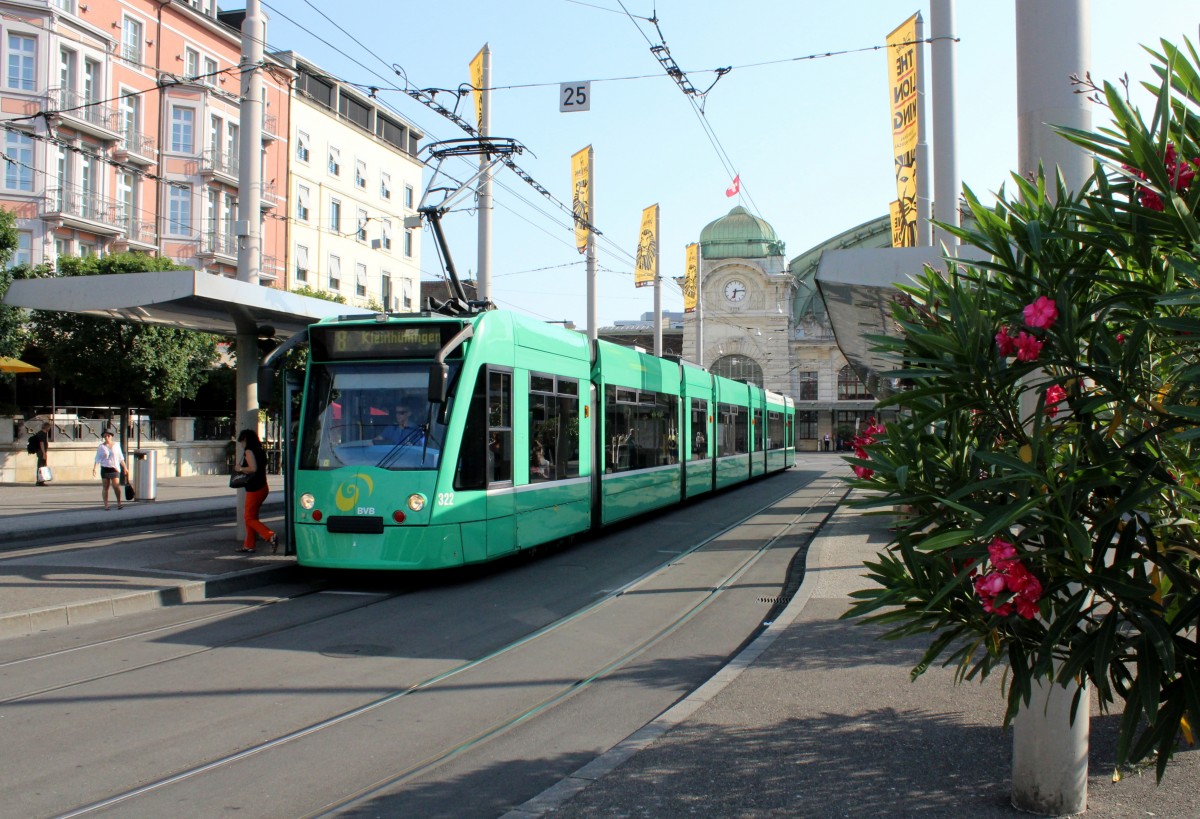 Basel BVB Tram 8 (Siemens-Combino Be 6/8 322) Centralbahnplatz / Bahnhof SBB am 4. Juli 2015.