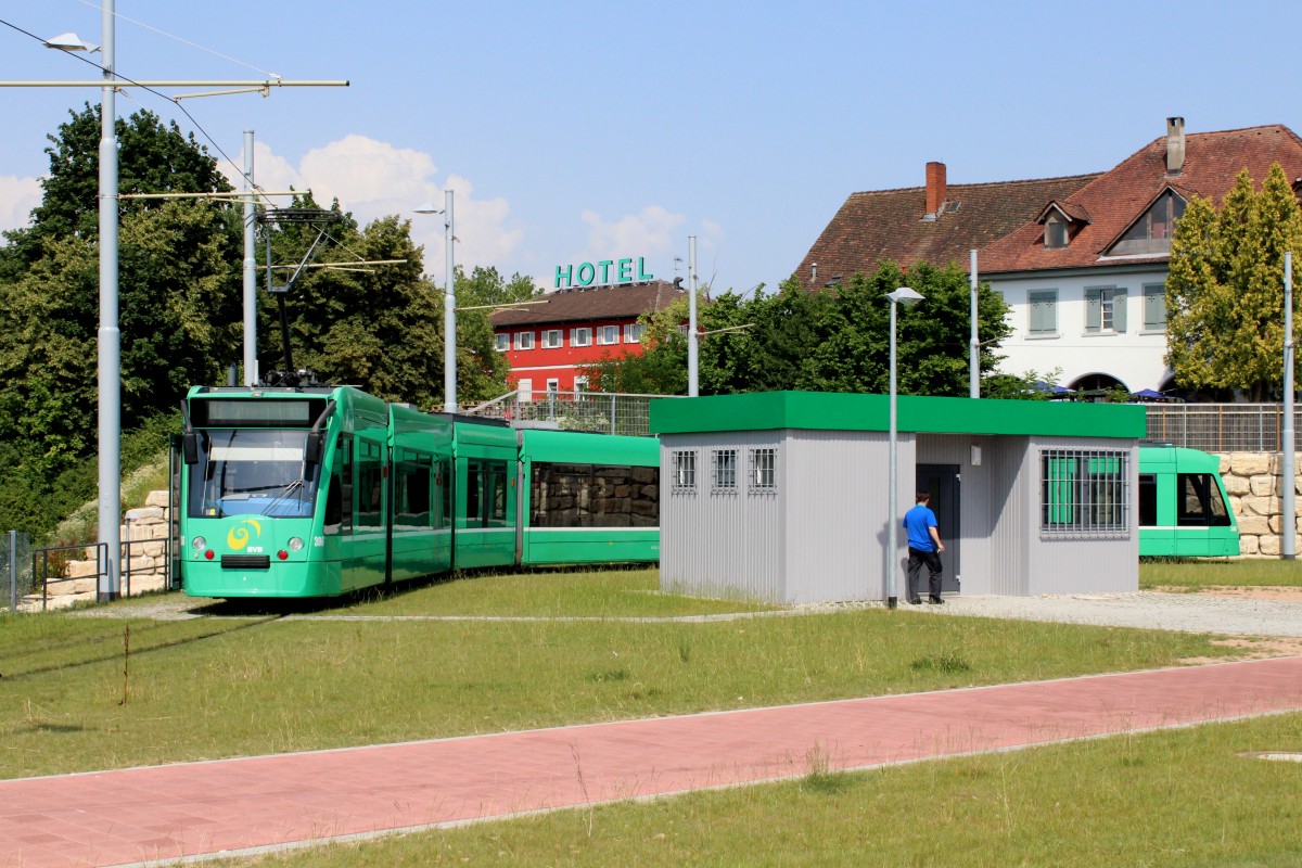 Basel BVB Tram 8 (Siemens-Combino Be 6/8 306) Weil am Rhein, Bahnhof / Zentrum am 3. Juli 2015.