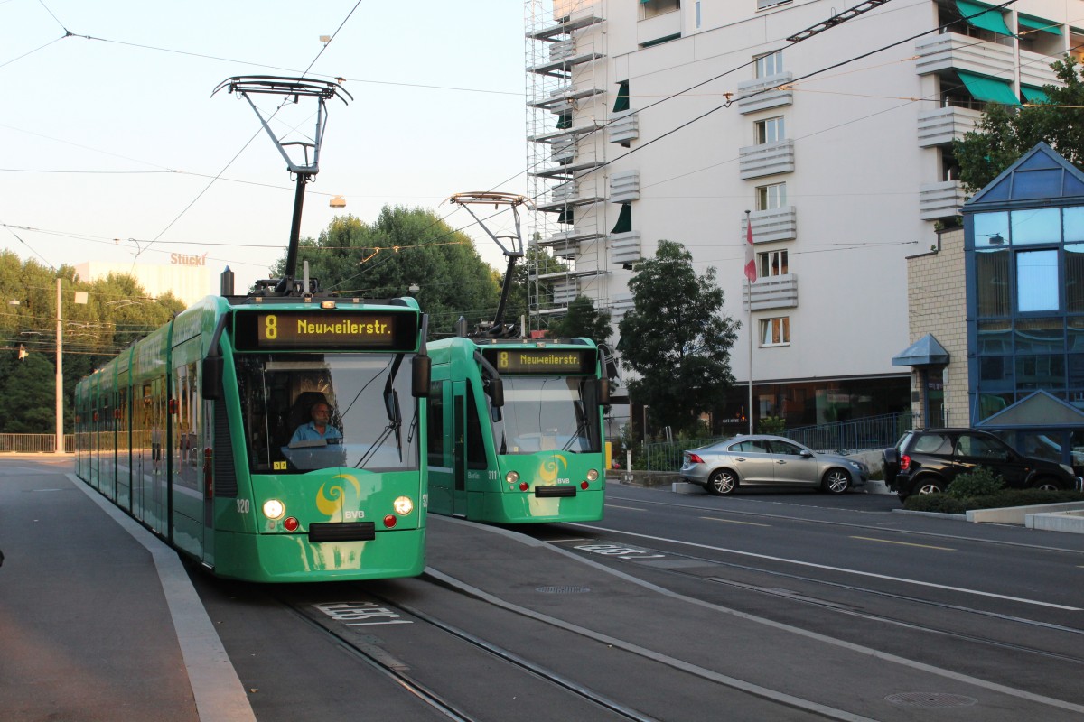 Basel BVB Tram 8 (Siemens-Combino Be 6/8 320 / Be 6/8 311) Kleinhüningen am 6. Juli 2015.