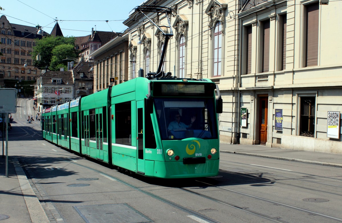 Basel BVB Tram 8 (Siemens-Combino Be 6/8 311) Steinenberg am 6. Juli 2015.