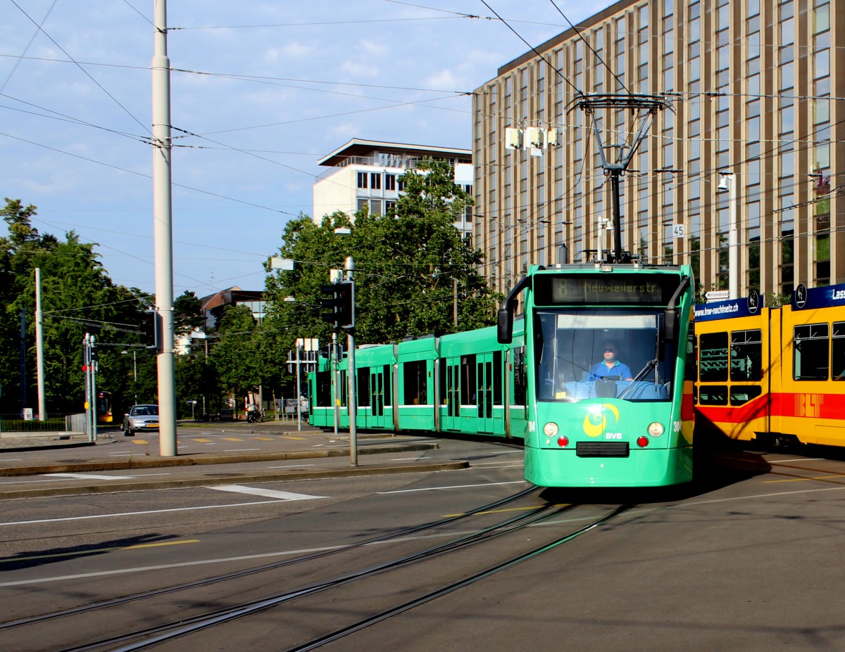 Basel BVB Tram 8 (Siemens-Combino Be 6/8 304) Centralbahnplatz am 4. Juli 2015.