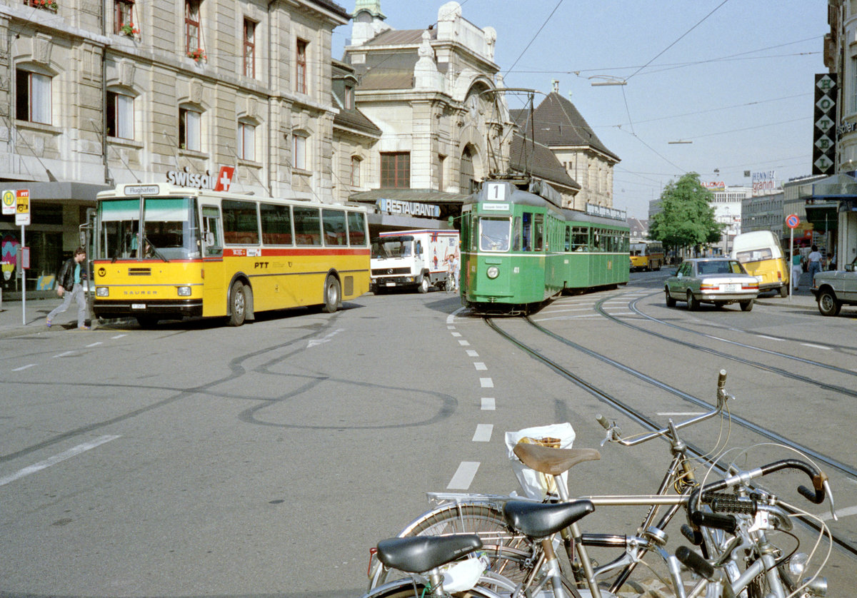 Basel BVB Tramlinie 1 (SWP/BBC Be 4/4 411) Centralbahnstrasse / Centralbahnplatz / Basel SBB am 21. Juli 1988. - Scan eines Farbnegativs. Film: Kodak GB 200. Kamera: Minolta XG-1.