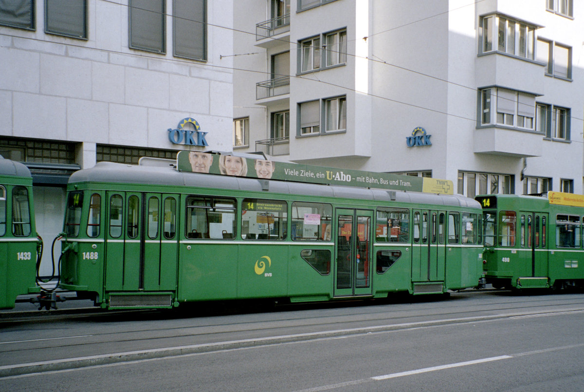 Basel BVB Tramlinie 14 (FFA/SWP B 1488 (+ SWP/SIG/BBC/Siemens Be 4/4 490)) Spiegelgasse am 25. Juli 2006. - Scan eines Farbnegativs. Film: Kodak Gold 200-6. Kamera: Leica C2.