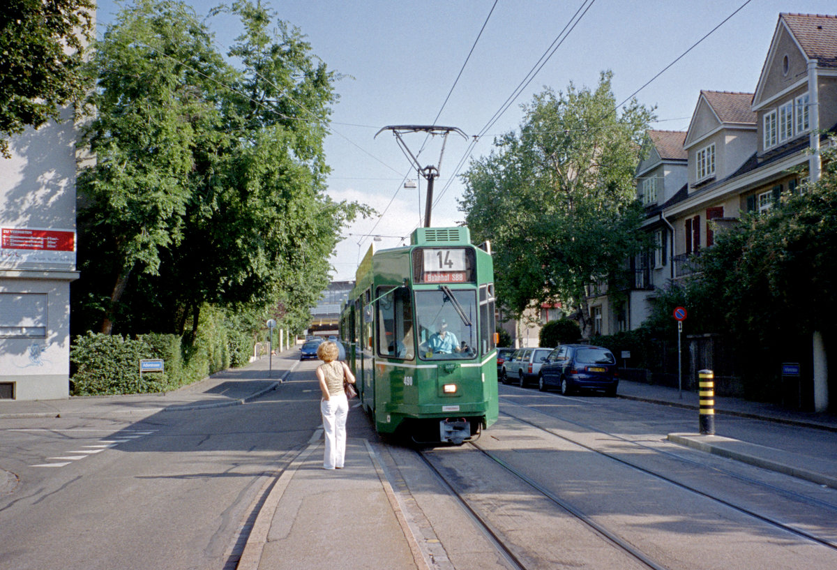 Basel BVB Tramlinie 14 (SWP/SIG/BBC/Siemens Be 4/4 490) Adlerstrasse / Karl-Barth-Platz am 25. Juli 2006. - Scan eines Farbnegativs. Film: Agfa XRG 200-N. Kamera: Leica C2.