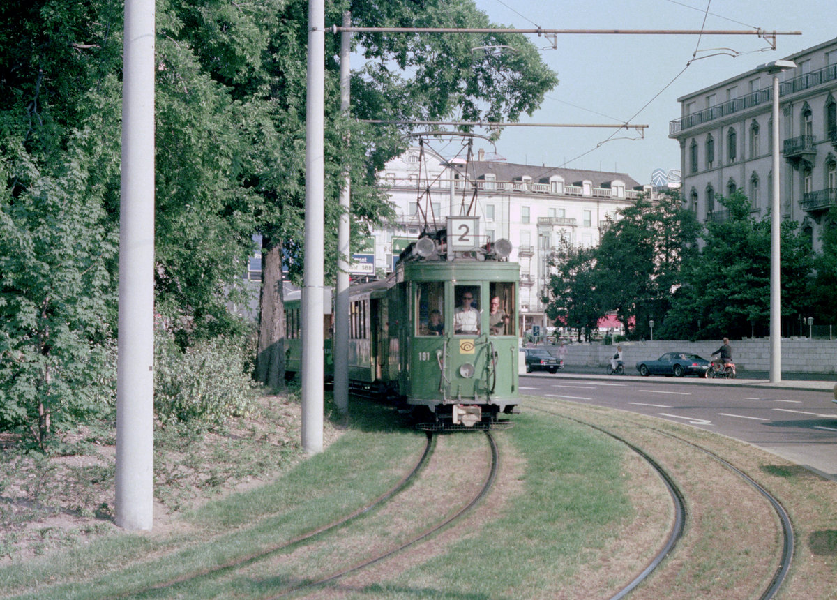 Basel BVB Tramlinie 2 (Be 2/2 191) an der Elisabethenanlage am 29. Juni 1976. Zu der Zeit waren die SIG/BBC-Tramfahrzeuge des Typs Be 2/2 noch in Betrieb. - Scan eines Farbnegativs. Film: Kodak Kodacolor II. Kamera: Minolta SRT-101.