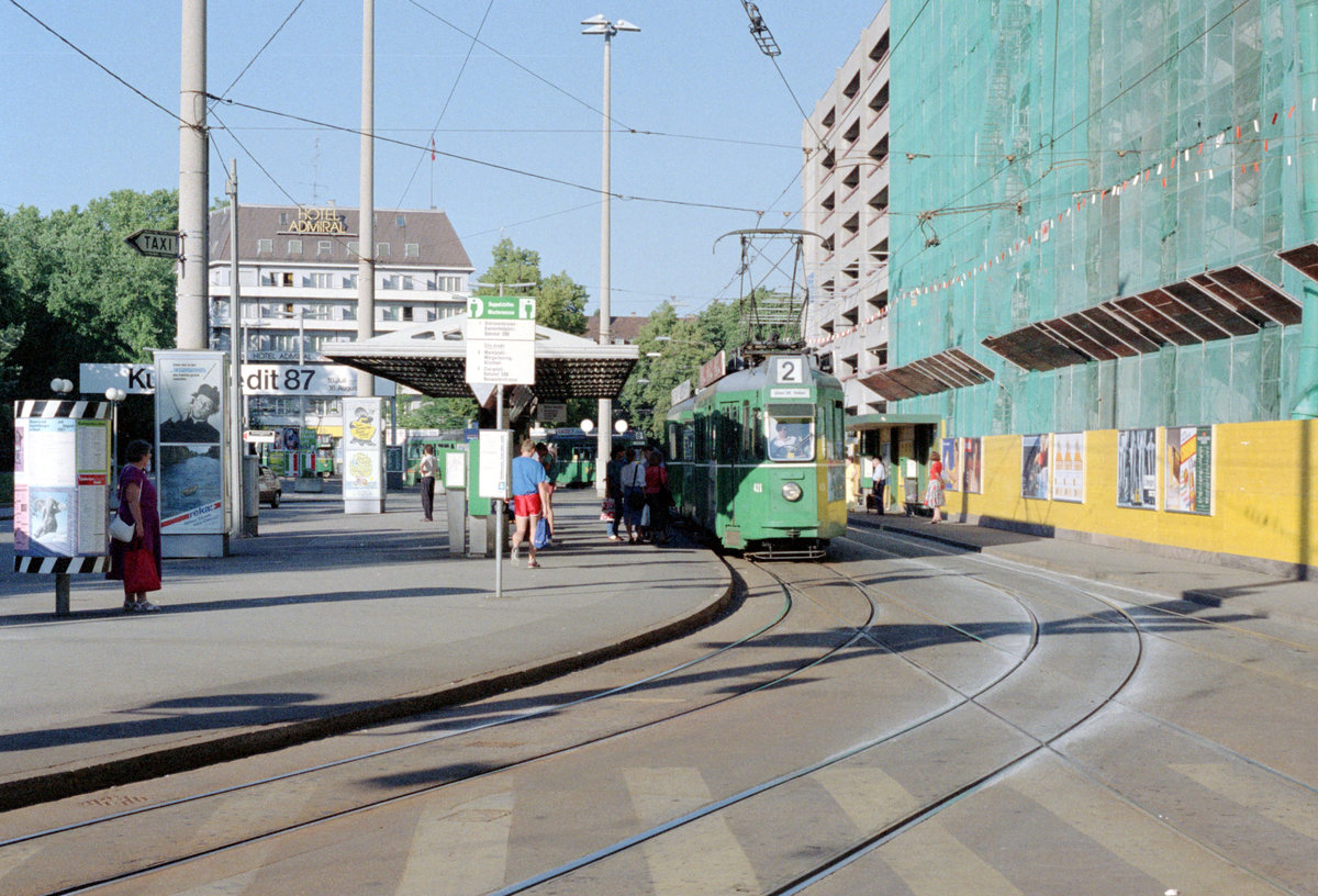 Basel BVB Tramlinie 2 (SWP/BBC Be 4/4 426) Messeplatz, Mustermesse am 30. Juni 1987. - Scan eines Farbnegativs, Film: Kodak GB 200. Kamera: Minolta XG-1. 