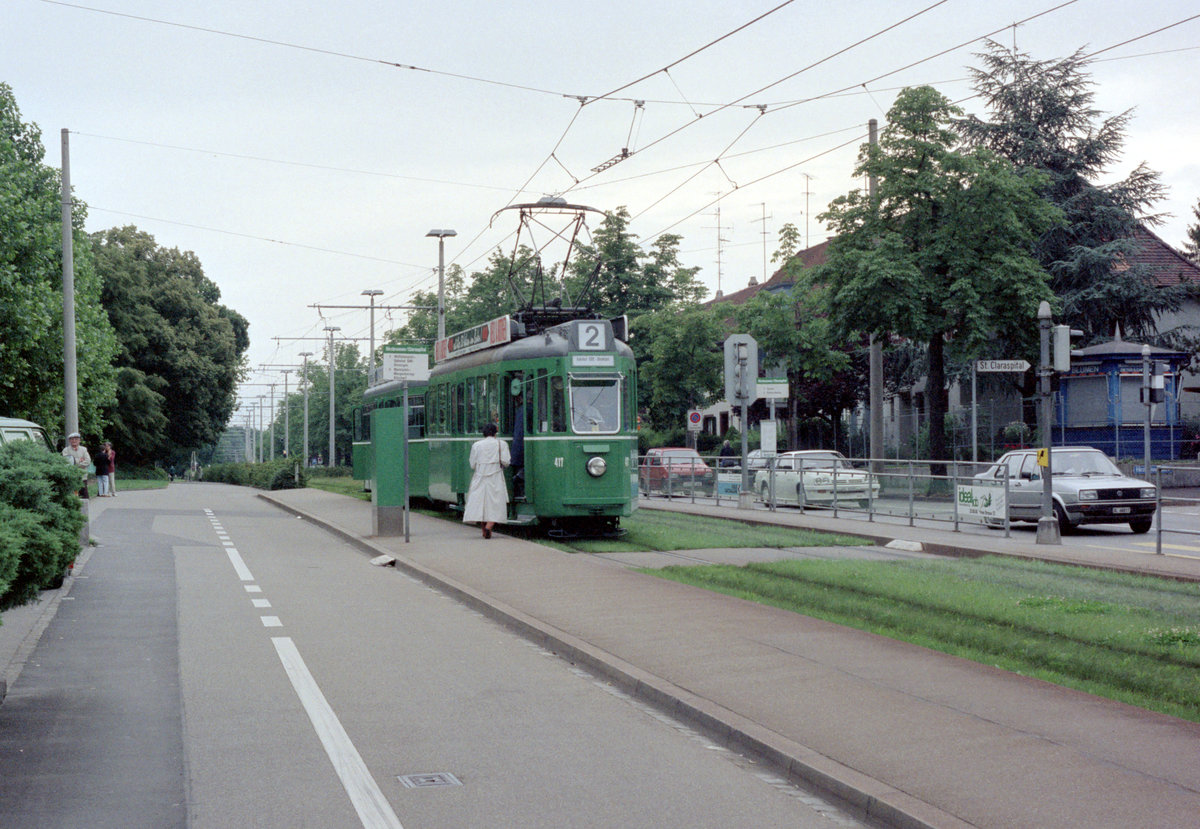 Basel BVB Tramlinie 2 (SWP/BBC Be 4/4 417) Riehenstrasse / Hirzbrunnenallee (Hst. Hirzbrunnen / Claraspital) am 7. Juli 1990. - Scan eines Farbnegativs. Film: Kodak Gold 200. Kamera: Minolta XG-1.