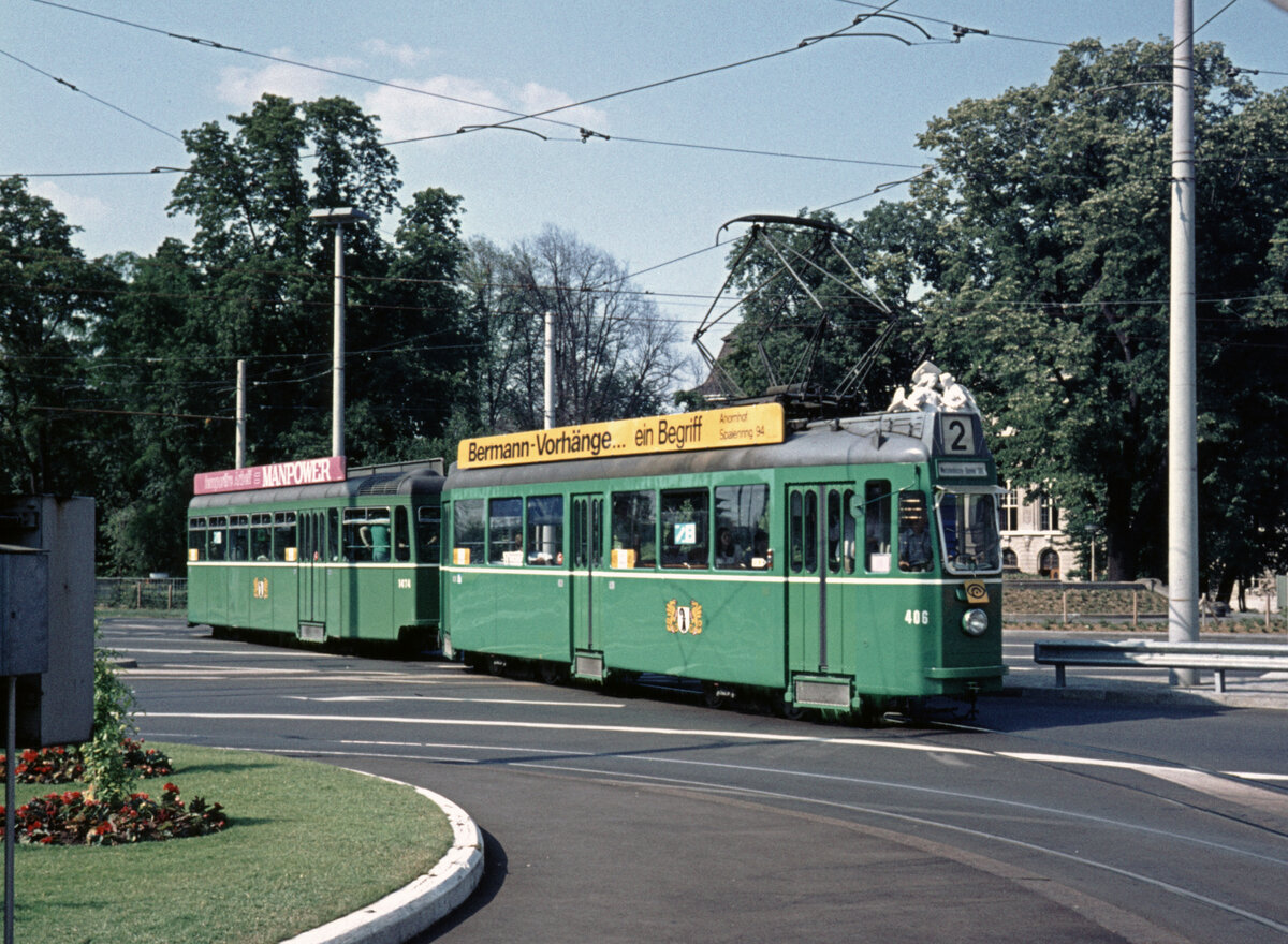 Basel BVB Tramlinie 2 (SWP/BBC-Be 406, Bj. 1948 + FFA/SWP-B 1474, Bj. 1969) Centralbahnplatz am 29. Juni 1976. - Scan eines Diapositivs. Film: AGFA CT 18. Kamera: Minolta SRT-101.