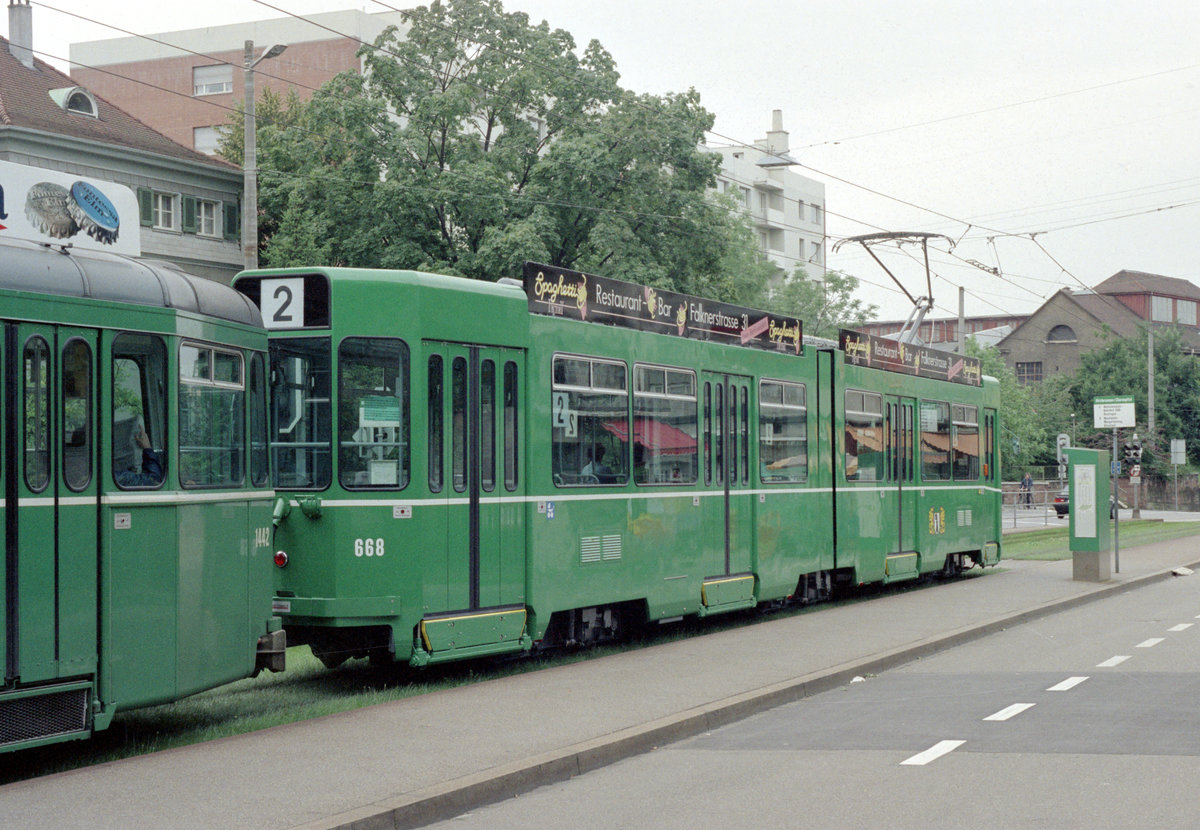 Basel BVB Tramlinie 2 (SWP/SIG/ABB/Siemens Be 4/6 668 + FFA/SWP B 1442) Riehenstrasse / Hirzbrunnenallee (Hst. Hirzbrunnen / Claraspital) am 7. Juli 1990. - Scan eines Farbnegativs. Film: Kodak Gold 200. Kamera: Minolta XG-1.