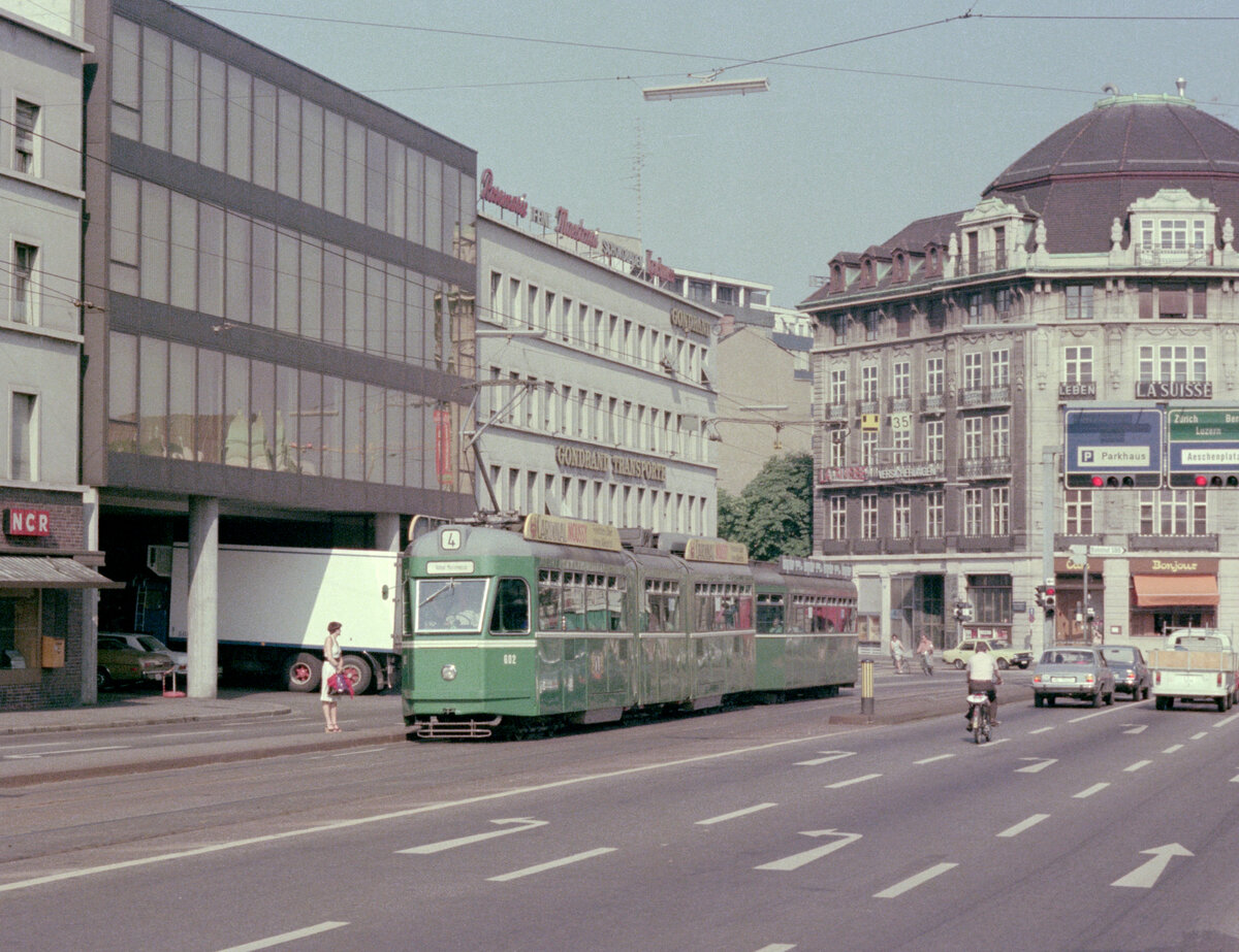 Basel BVB Tramlinie 4 (SIG/BBC-Be 4/6 602, Bj 1962) am 29. Juni 1976. - Scan eines Farbnegativs. Film: Kodak Kodacolor II. Kamera: Minolta SRT-101.