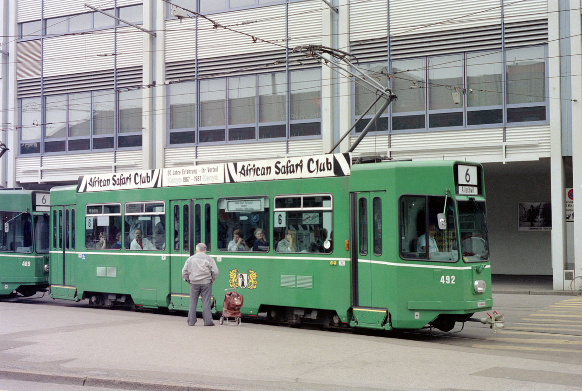 Basel BVB Tramlinie 6 (SWP/SIG/ABB/Siemens Be 4/4 492 + Be 4/4 489) Messeplatz am 7. Juli 1990. - Scan eines Farbnegativs. Film: Kodak Gold 200. Kamera: Minolta XG-1. 
