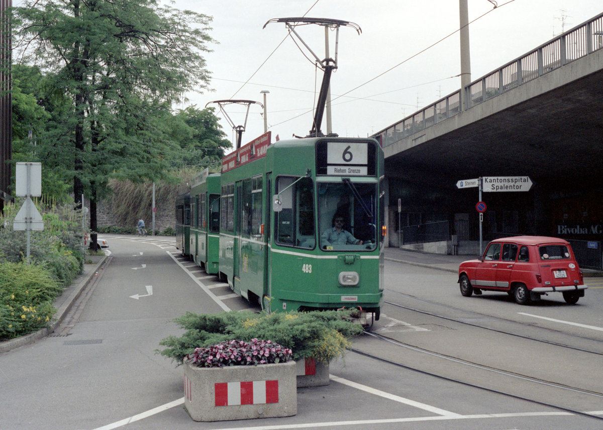 Basel BVB Tramlinie 6 (SWP/SIG/BBC/Siemens Be 4/4 483) Auberg / Heuwaage am 7. Juli 1990. - Scan eines Farbnegativs. Film: Kodak Gold 200. Kamera: Minolta XG-1.