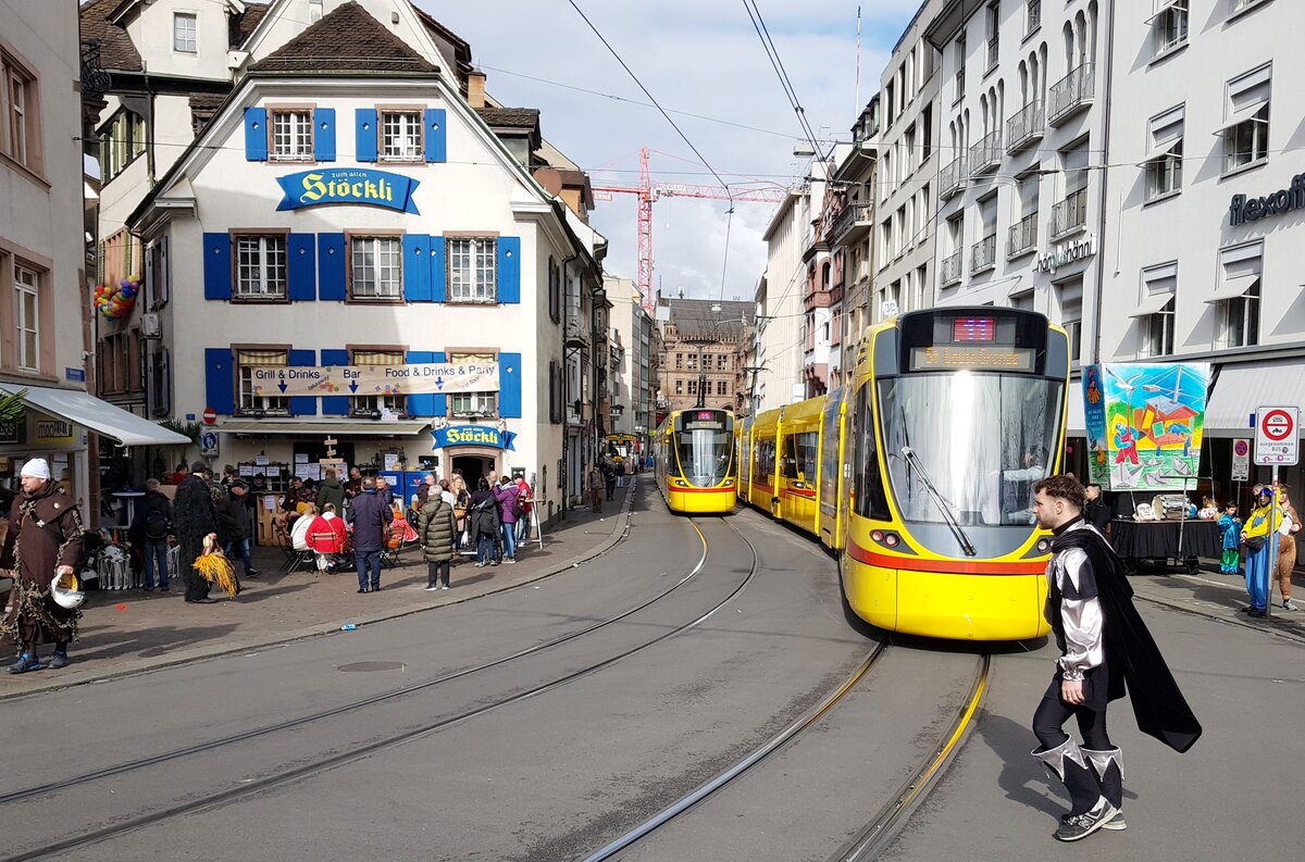 Basel BVB__Am Barfüsserplatz. Noch geht es am Fasnachts-Montag ruhig zu in der Innenstadt. Neben den beiden BLT-Zügen ist eine der  Laternen  zu sehen, die beim vorangegangenen 'Morgestraich'(ab Punkt 4 Uhr) mitgeführt wurden.__02-2024