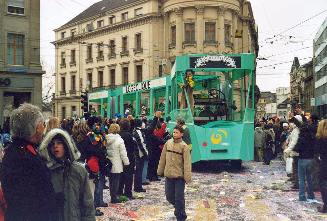 Basel Fasnacht 2005_Combino Alternativ-Konstruktion der  LogeClique  hat soeben den steilen Steinenberg erklommen und biegt ein in die Haltestelle  Bankverein .