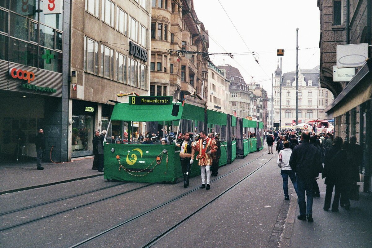 Basel Fasnacht 2011_Die Basler haben (wie die meisten Schweizer) eine besondere Affinität zu ihrer Straßenbahn (zu ihrem Drämmli), wie es sich alle Jahre auch bei den Fasnachtsdarbietungen zeigt. In der Gerbergasse, hinten der Marktplatz.