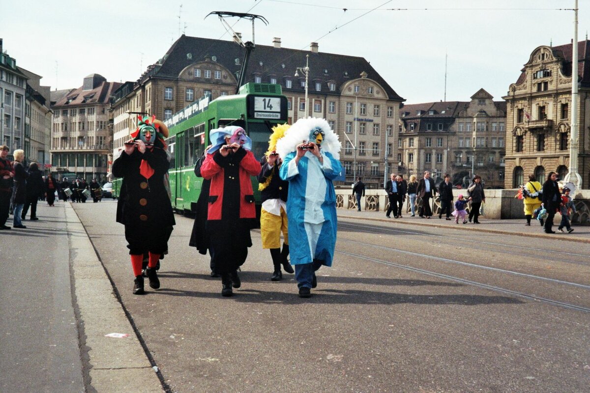 Basel Fasnacht 2011_Jeweils am 2.Tag der Fasnacht, beim 'Gässeln', verkehren Musiker und Trams nebeneinander. Hier auf der Mittleren Brücke über den Rhein.