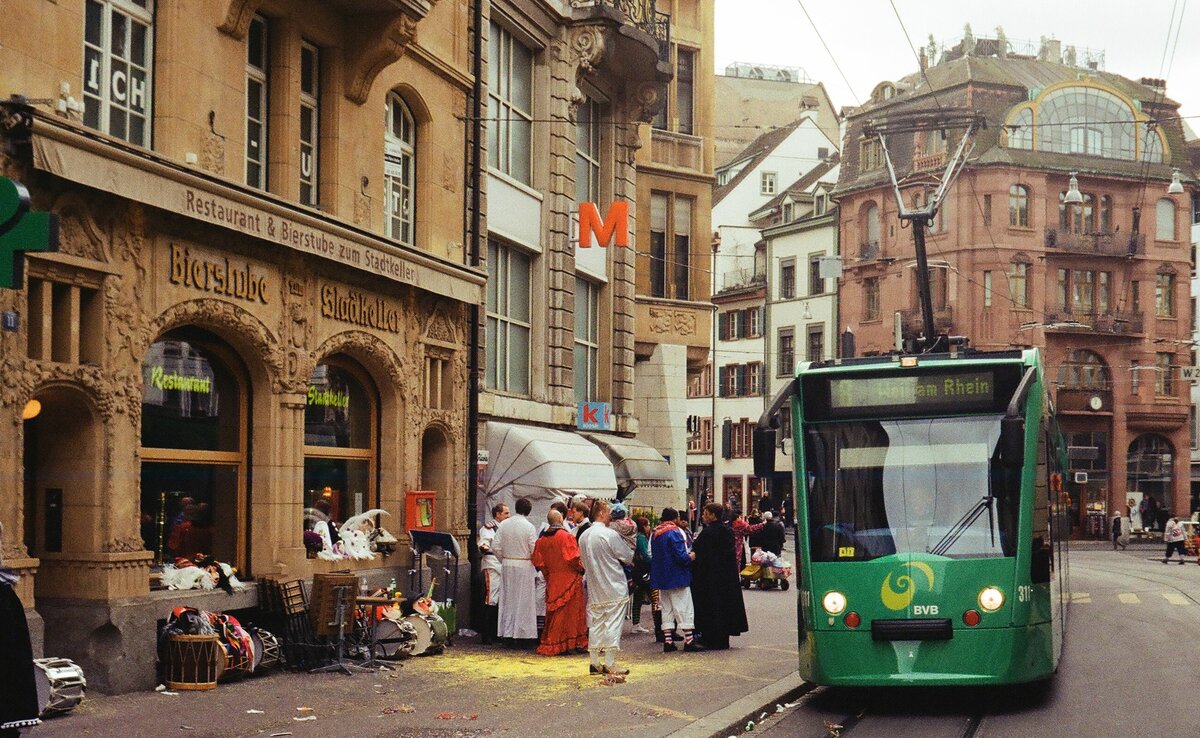 Basel Fasnacht 2015 Combino auf Linie 8 vor einer der zahlreichen (Fasnachts-)Cliquen-Beizen (Lokalen) nahe Schiffslände