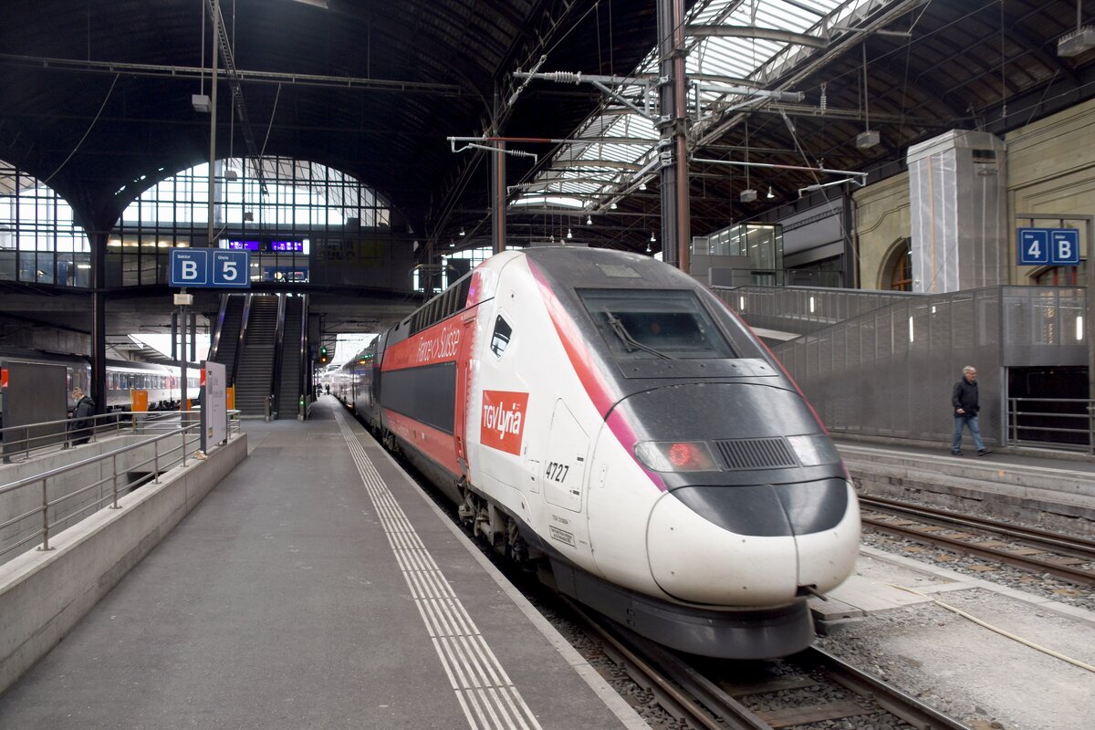 BASEL (Kanton Basel-Stadt), 01.10.2020, TGV Lyria 4727 nach Paris-Gare de Lyon kurz vor der Abfahrt aus dem Bahnhof Basel SBB